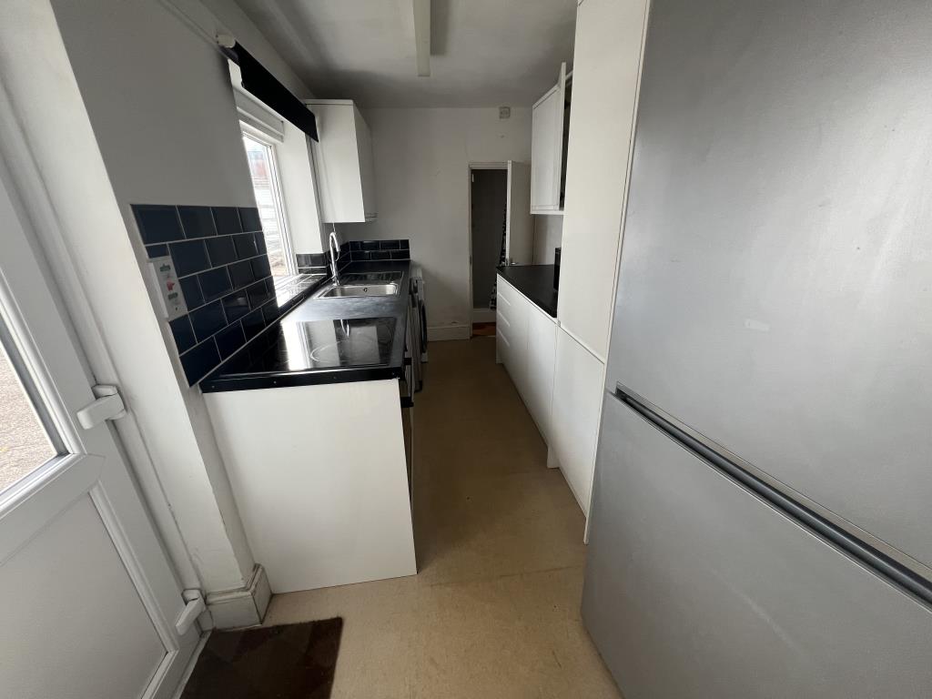 Lot: 128 - VACANT LICENCED HOUSE OF MULTIPLE OCCUPATION WITH PARKING, CLOSE TO EXETER UNIVERSITY - Communal kitchen in property